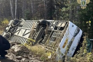 В Хабаровском крае перевернулся автобус с 50 вахтовиками